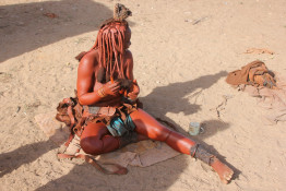 The mixture symbolizes earth's rich red color and the blood that symbolizes life, and is consistent with the Himba ideal of beauty. Women braid each other's hair and cover it except the ends, in their ochre mixture.
