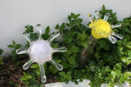 In striking contrast with the Proteas at Bergsig, the glass flowers adorning the outside flower boxes at Seidelberg are another form of art altogether. They are just one of the many products from the glass blowing shop next to the restaurant at this winery just off the N-1 highway in "South Paarl" and not far from the Taal Monument. An outing to see both in an afternoon is a natural. The glass products in the shop that are for sale are absolutely beautiful, and reasonably priced. These Agter Paarl road attractions are yet further reasons why the Beloved Country is such a tourist's paradise.