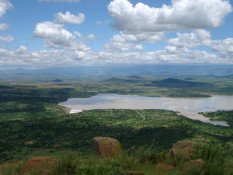 This modern "Spioenkop Dam" was built many years after the early battle between the Dutch commandos and the English army. The English were attempting to secure the Dundee coal fields of Natal not far away, and the Boer horsemen had come from the Transvaal over the Drakensberg Mountains looking for a fight. The Boers were on top of the hill, and the English climbed the ridge at night; the battle started at dawn.